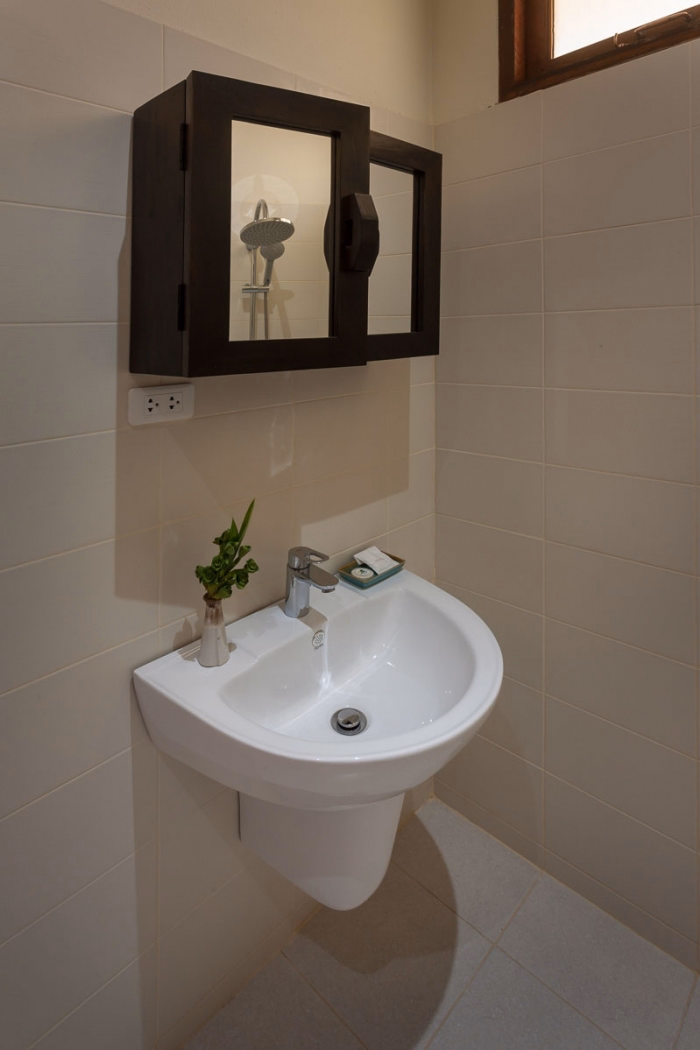 Garden Room Type 2: bathroom sink.