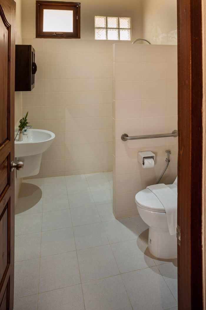 Garden Room Type 2: bathroom with grab rails.