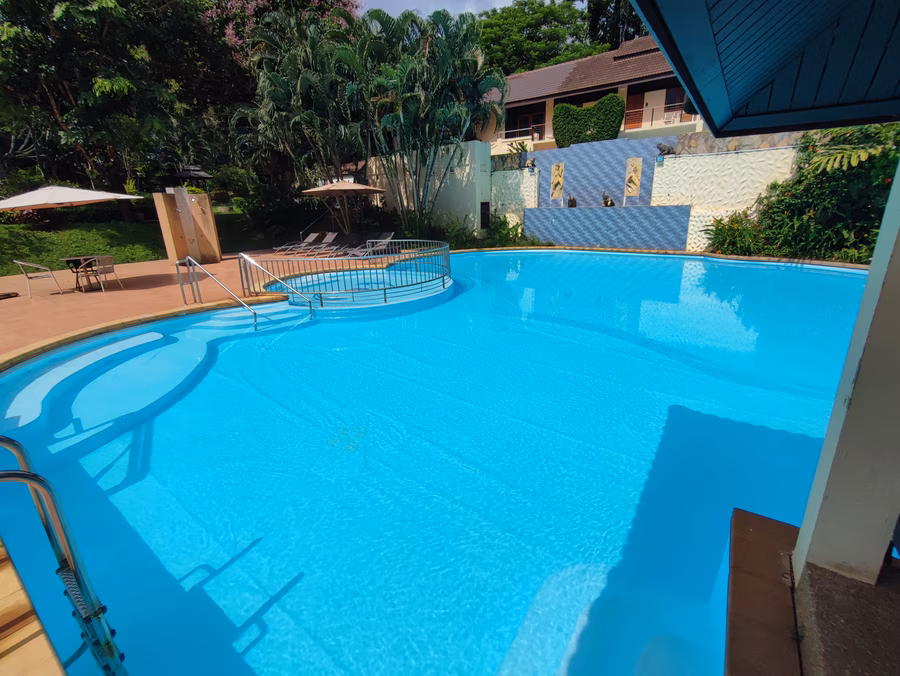 Pool 2, curved edge with steps.